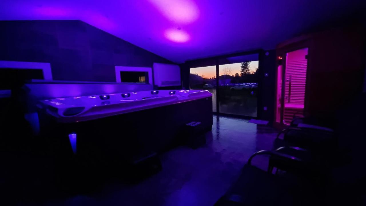 Gites de La Croisée des Chemins - Piscine Chauffée - Spa, Hammam et Sauna Izeaux Extérieur photo
